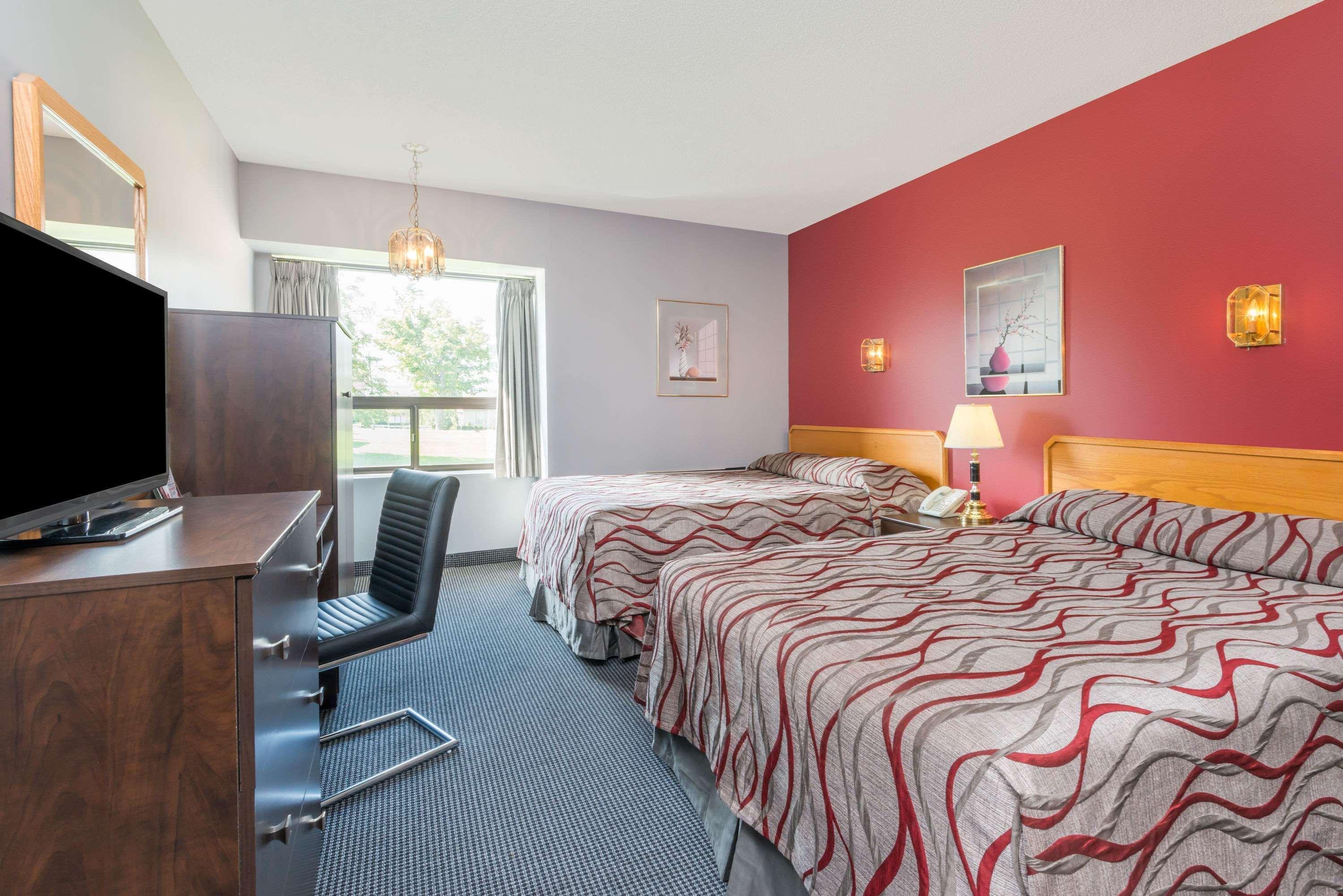 Super 8 Mount Hope/Hamilton International Airport Hotel Buitenkant foto